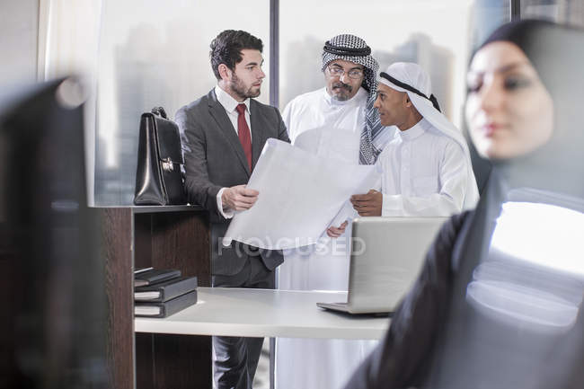 Businessman discussing plans with Middle Eastern collegues — Stock Photo