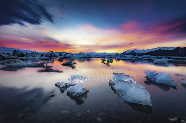 Island, Nationalpark Vatnajokull, Sonnenuntergang, Eisberge, die in der Eislagune von Jokulsarlon treiben — Stockfoto