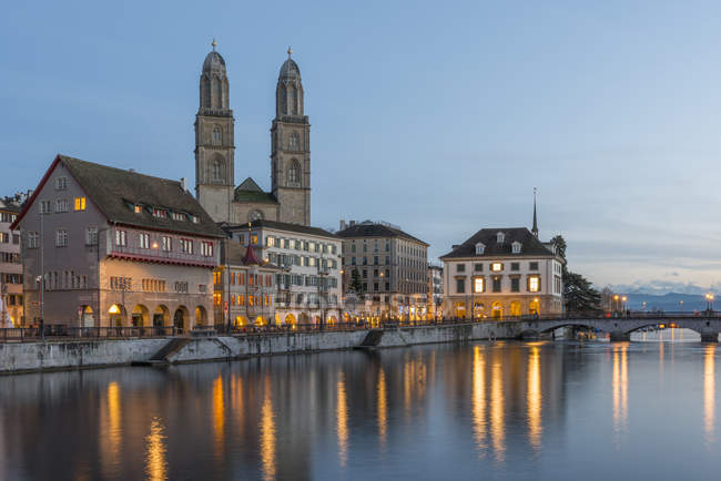 Schweiz, Zürich, grosses Münster mit Limette in der Abenddämmerung — Stockfoto