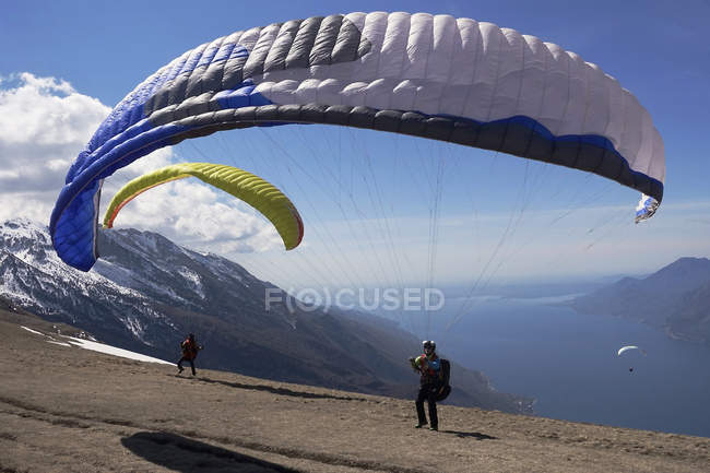 Paragliders starting in front of Lake Garda — Stock Photo