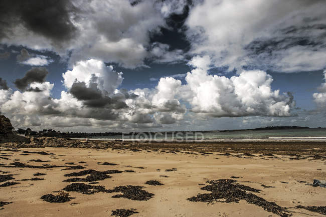 France, Lancieux, sandy beach on cloudy day — Stock Photo