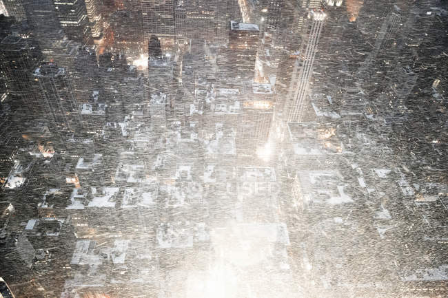 EUA, Nova York, Nova York em neve soprando visto do Empire State Building, vista aérea — Fotografia de Stock