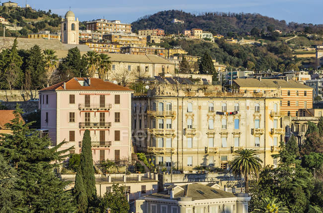 Itália, Ligúria, Savona, Vista da cidade durante o dia — Fotografia de Stock