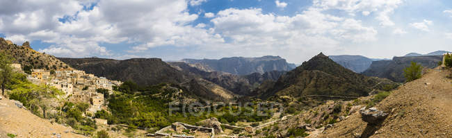 Omán, Jabal Akhdar, colinas con plantas durante el día - foto de stock