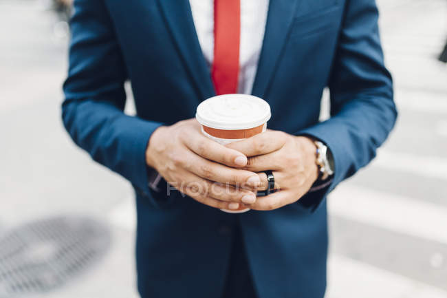 Abgeschnittenes Bild eines Geschäftsmannes mit Kaffeetasse — Stockfoto