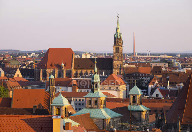 Deutschland, Bayern, Mittelfranken, Nürnberg, Rathaus und St. Lorenz Kirche von oben — Stockfoto