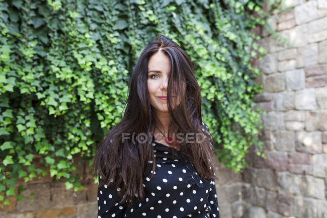 Retrato de mulher sorridente com cabelos castanhos longos — Fotografia de Stock