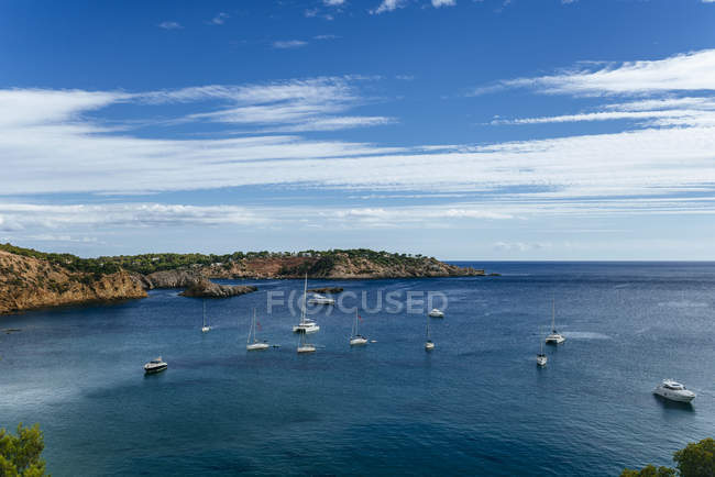 Spian, Ibiza, Sa Caixota Spiaggia con barche a vela — Foto stock