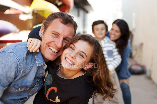 Ritratto di bambina felice che abbraccia suo padre — Foto stock
