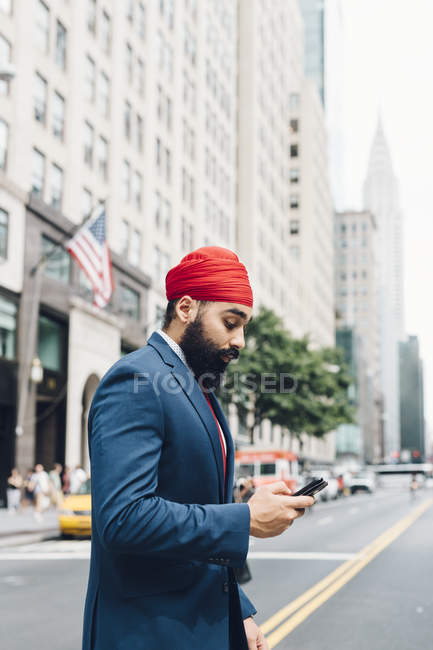 Indischer Geschäftsmann zu Fuß in der Stadtstraße mit Telefon, manhattan, ny, usa — Stockfoto