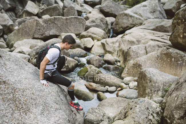 Ultra corredor trilha escalada em rochas — Fotografia de Stock