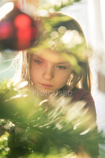 Retrato de niña decorando árbol de Navidad - foto de stock