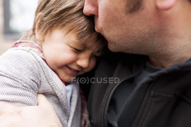 Primo piano di Padre baciare il suo piccolo figlio — Foto stock