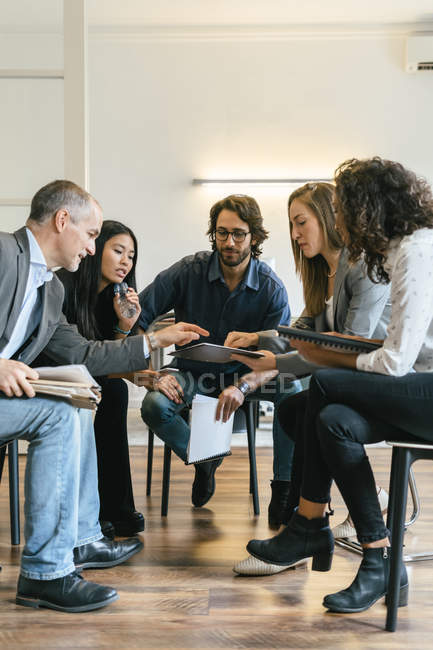 Uomini d'affari che hanno una riunione del team in ufficio — Foto stock