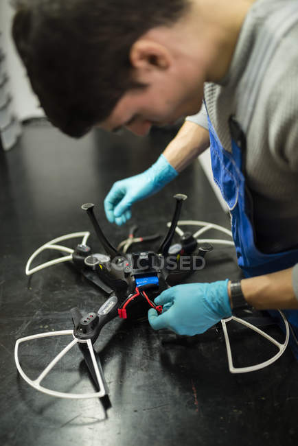 Mechanic repairing a drone in workshop — Stock Photo