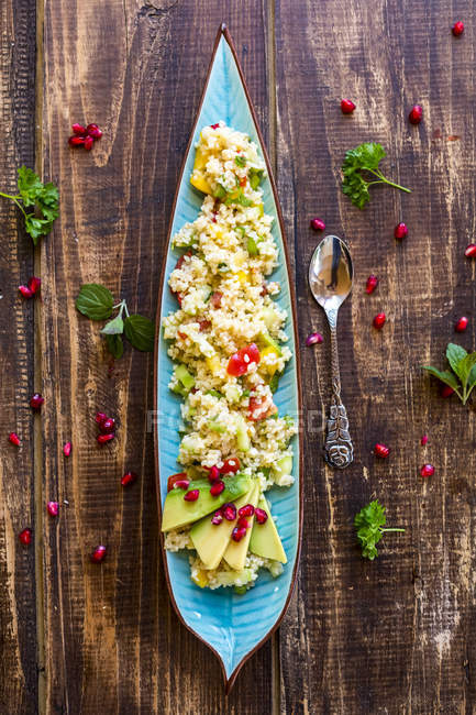 Веганський салат з бульгуром з насінням граната в мисці — стокове фото