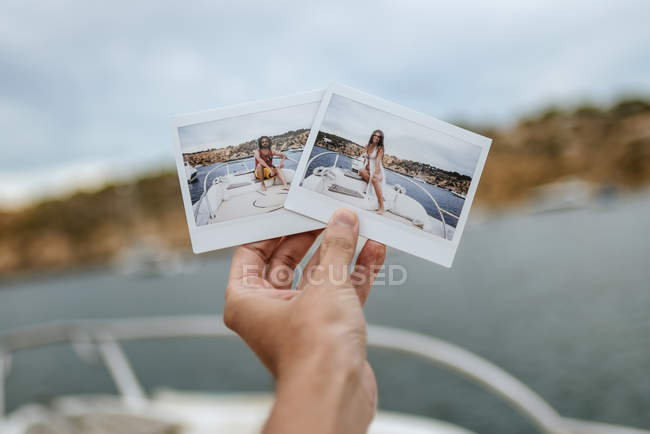 Espanha, Ibiza, Mão segurando imagens de homem e mulher no barco a motor — Fotografia de Stock