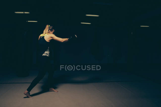 Mulher boxeador exercitando no ginásio — Fotografia de Stock