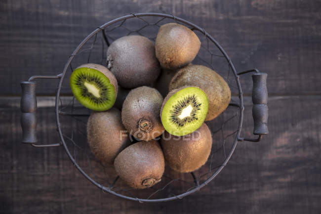 Kiwis dans le panier de fil — Photo de stock