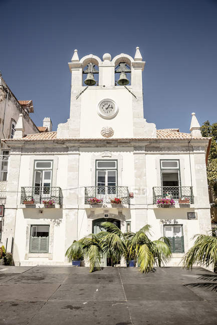 Португалия, Кашкайш, белый дом с колокольней — стоковое фото
