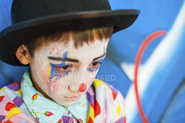Porträt eines traurigen Jungen als Clown — Stockfoto
