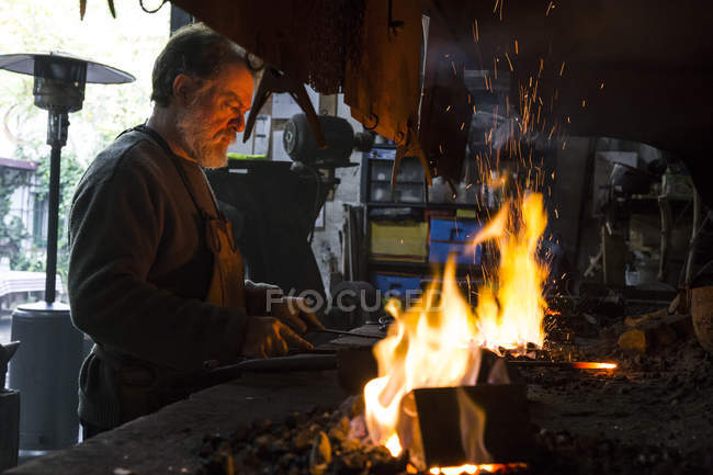 Вироби ковальські на роботі в свою майстерню на вогні — стокове фото