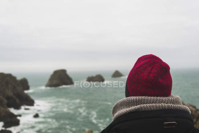 Primo piano di donna in piedi sulla costa a tempo tempestoso, Francia, Bretagne, Finistere, penisola di Crozon — Foto stock