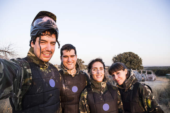Selfie photo of smiling paintball players — Stock Photo