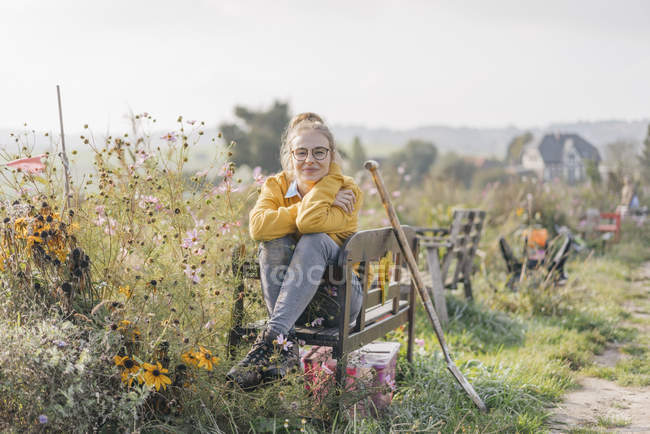 Giovane donna rilassante nel giardino cottage — Foto stock