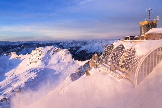 Deutschland, Bayern, Sonnenaufgang auf der Zugspitze, Blick auf das Münchner Haus — Stockfoto