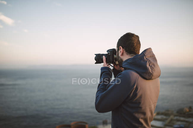 Uomo che scatta foto del mare — Foto stock