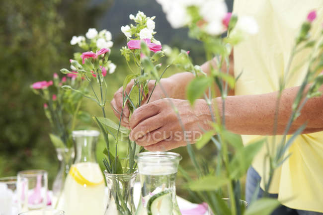 Femme Mature Decoration Table De Jardin Pour Fete D Anniversaire Adultes Matures Preparation Stock Photo