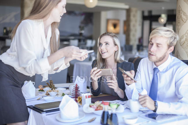Business people having lunch at restaurant — Stock Photo