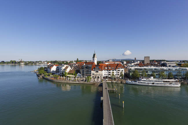 Deutschland, friedrichshafen, stadtzentrum mit st. nikolaus-kirchenblick von oben — Stockfoto