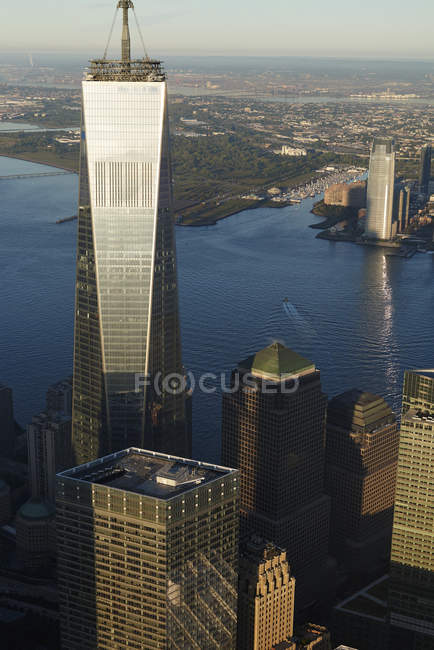 Stati Uniti, New York, New York, paesaggio urbano con il World Trade Center attraverso il fiume Hudson nella città di Jersey, New Jersey vista aerea — Foto stock