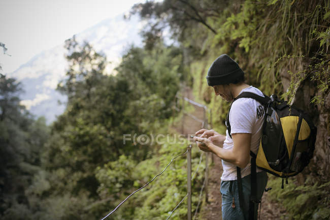 Portugal, Madeira, hombre en excursión a lo largo de las Levadas - foto de stock