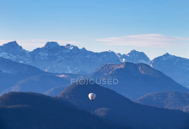 Alemanha, Baviera, Karwendel com Vogelkarspitze e Pleisenspitze, Vista de Geierstein, Isarwinkel — Fotografia de Stock