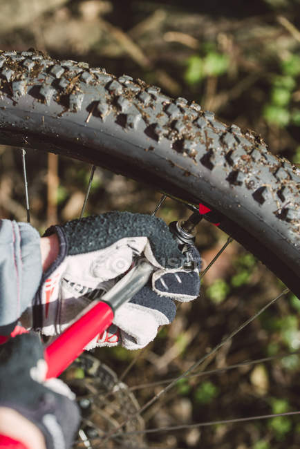 Закри гора байкер набряк колесо гірський велосипед — стокове фото