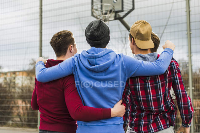 Young basketball players standing together on playing field — Stock Photo