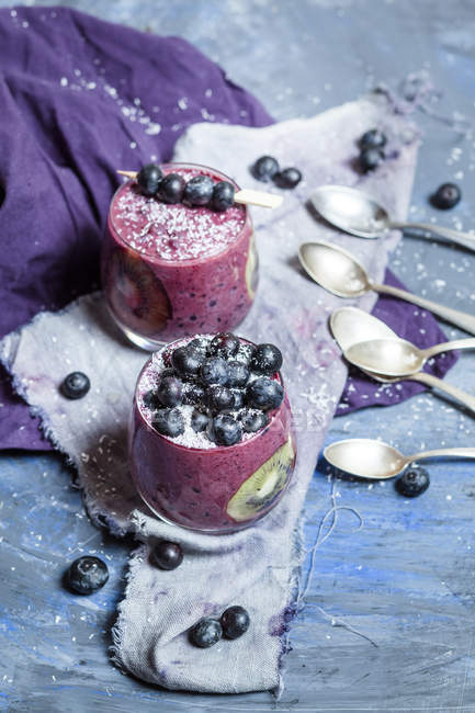 Smoothie-Pudding mit Tapioka, Blaubeeren und Kiwi — Stockfoto