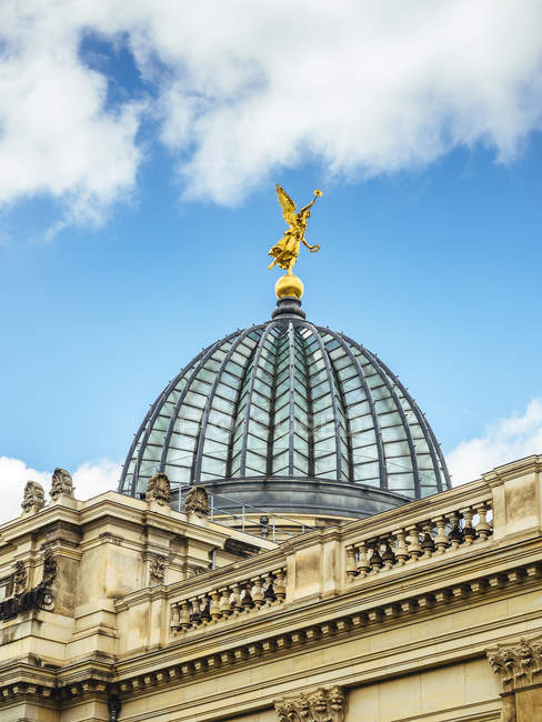 Alemanha, Dresden, ângulo dourado na cúpula da Universidade de Artes Visuais — Fotografia de Stock