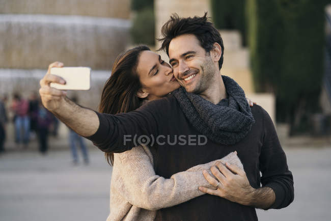 España, Barcelona, pareja de enamorados tomando selfie con teléfono celular - foto de stock