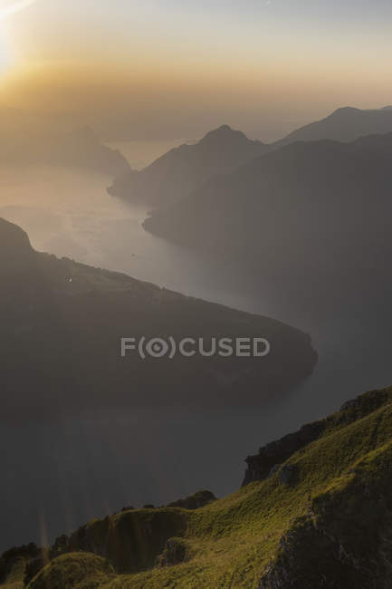 Suisse, canton de Schwyz, Fronalpstock, vue sur le lac des Quatre-Cantons au coucher du soleil — Photo de stock