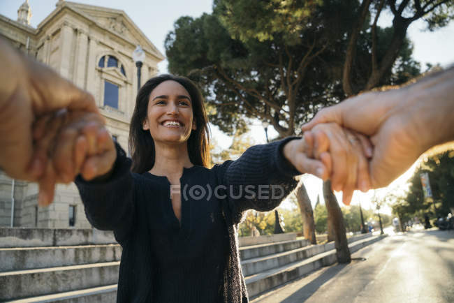 Іспанія, Барселона, портрет щасливі жінка, тримаючись за руки чоловік — стокове фото