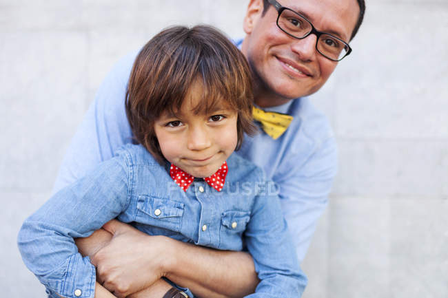 Отец и сын носят бабочки, портрет — стоковое фото