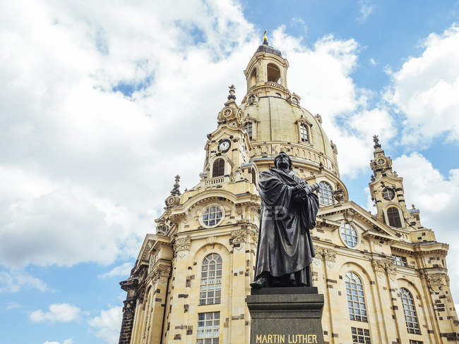 Germany, Dresden, Dresden Frauenkirche and statue of Martin Luther in the foreground — Stock Photo