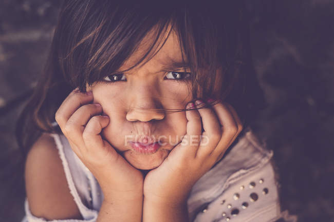 Porträt eines schmollenden Mädchens mit Kopf in den Händen — Stockfoto
