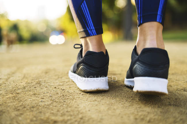 Vista ravvicinata di scarpe di donna sportiva in piedi a terra — Foto stock