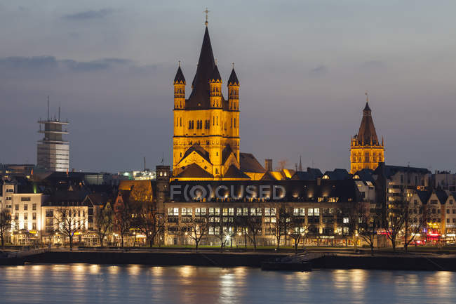 Vue sur la vieille ville avec Gross Sankt Martin et la mairie au crépuscule, Cologne, Allemagne — Photo de stock