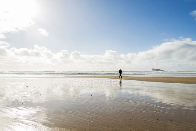 Donna che cammina sulla spiaggia al sole, Francia, Bretagne, Finistere, penisola di Crozon — Foto stock